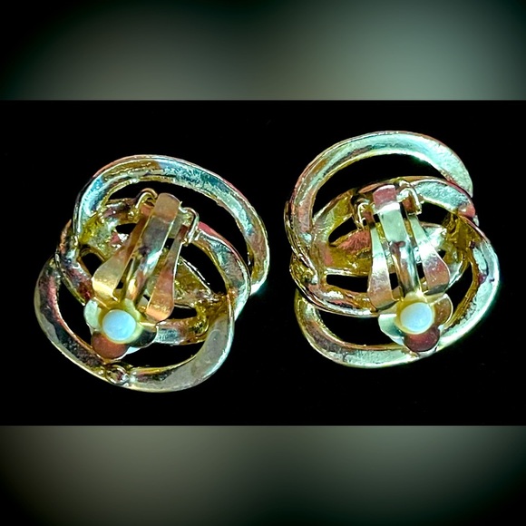 Gold tone spiral swirl clip on earrings​ - Picture 4 of 4